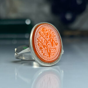 انگشتر مردانه عقیق پرتقالی با ذکر "یا امام حسن مجتبی(ع)" با رکاب دست ساز و نقره عیار 925